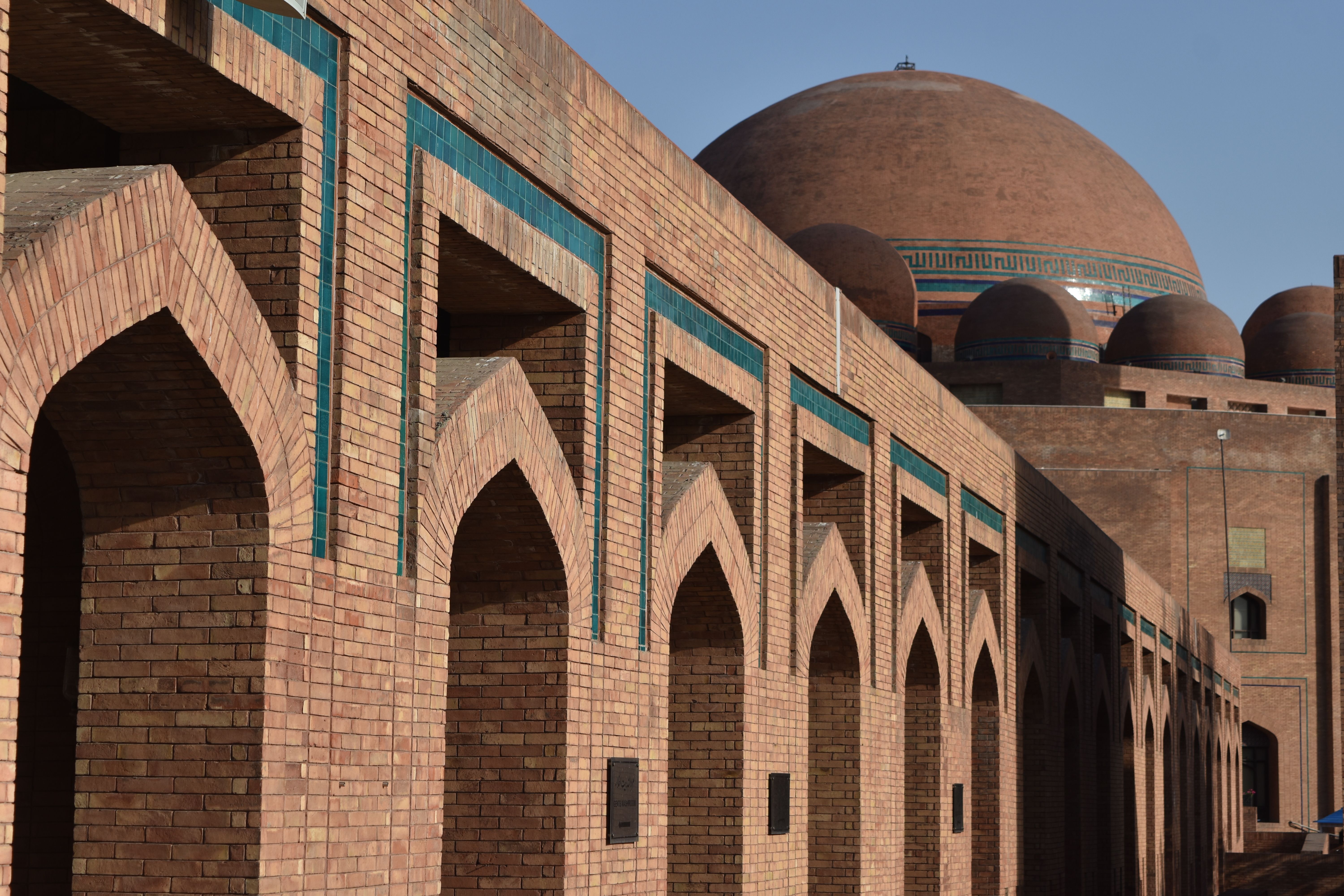 Brick and arch design of the Grand Jamia Mosque in Lahore, showcasing traditional craftsmanship.