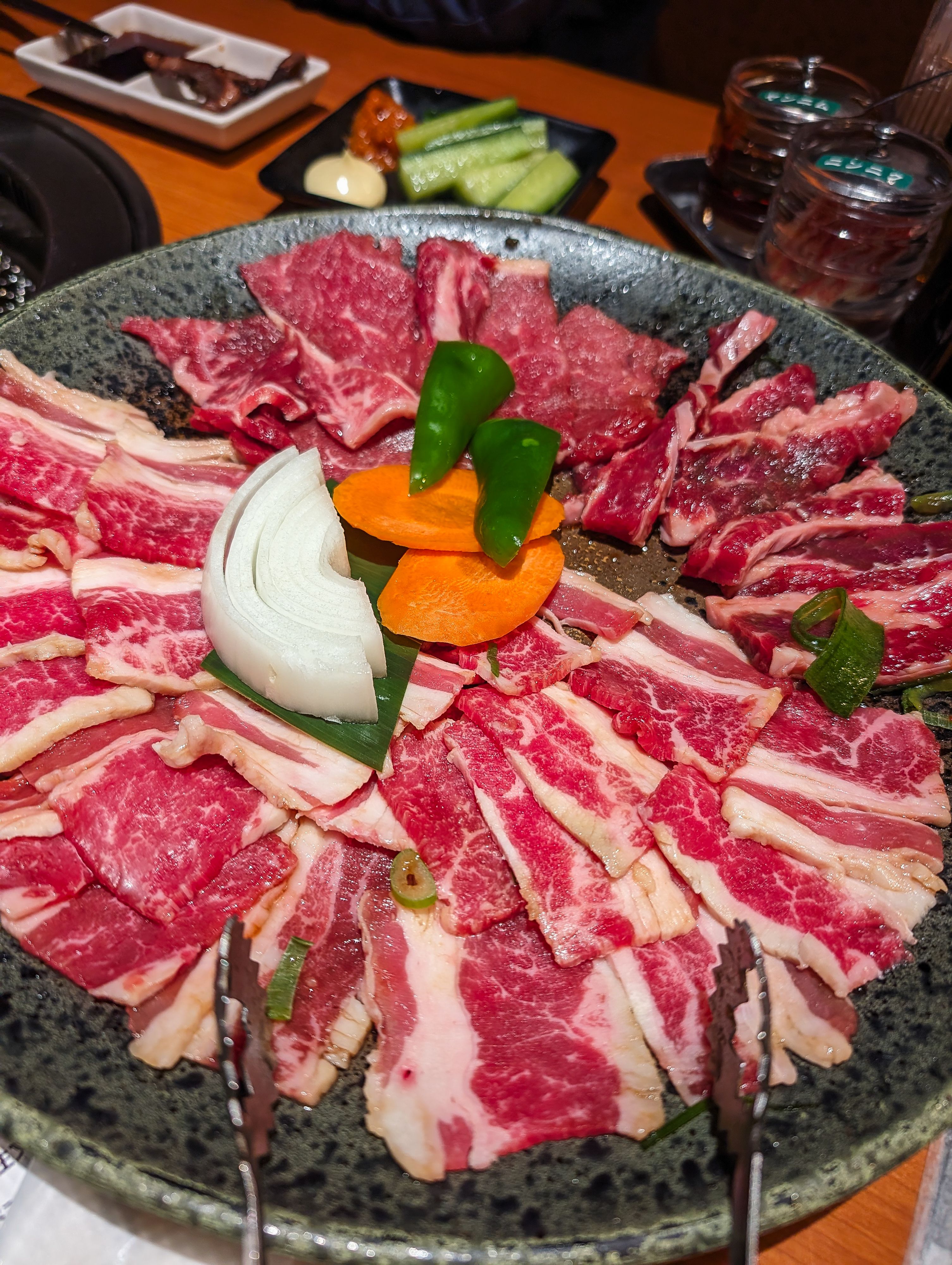 sliced beef and vegetables raw