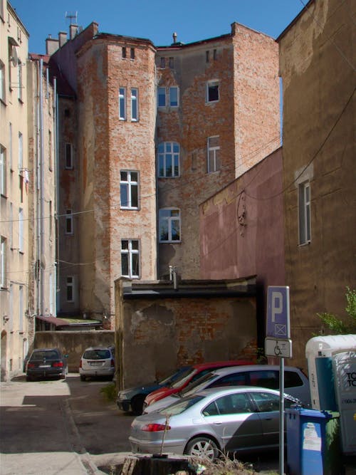 A street with cars parked in front of a building