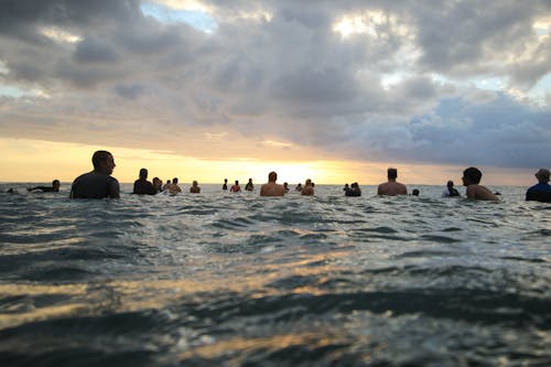 Foto Di Persone In Mare Durante Il Tramonto