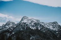 白雪覆盖的山脉下，冬季的天空一片蔚蓝，这景象令人叹为观止