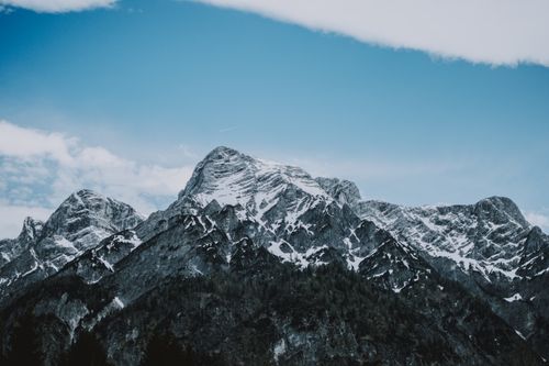 Free Breathtaking view of a snow-covered mountain range under a clear blue sky during winter. Stock Photo