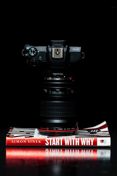 Fotocamera Dslr Nera Su Start With Why Di Simon Siner Book