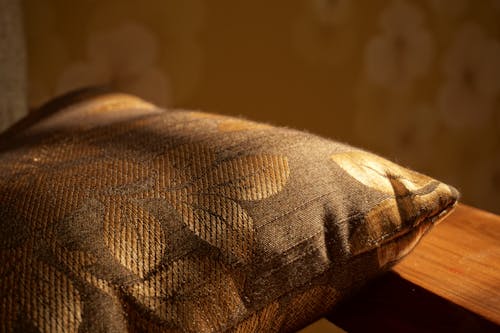 無料 茶色の木の表面に金の枕 写真素材