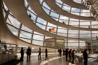 在德国柏林标志性的德国国会大厦玻璃圆顶内，可以捕捉现代建筑之美