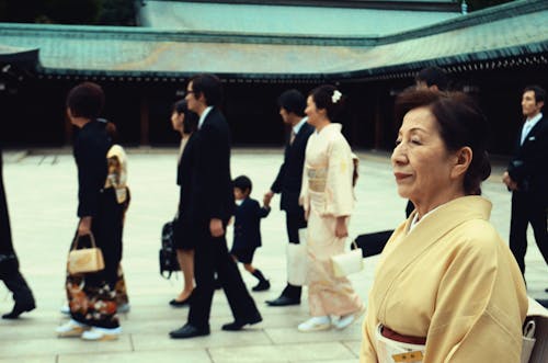 Wanita Jepang Mengenakan Kimono