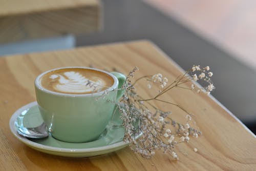 Darmowe zdjęcie z galerii z cappuccino, drewniana kawa stołowa, filiżanka kawy