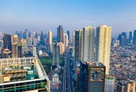 晴朗的天空下，南雅加达现代天际线鸟瞰图令人惊叹，高耸的摩天大楼与城市景观尽收眼底