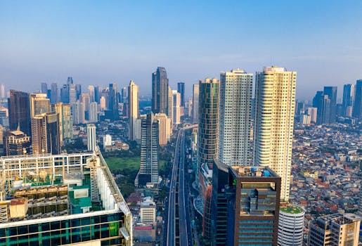 晴朗的天空下，南雅加达现代天际线鸟瞰图令人惊叹，高耸的摩天大楼与城市景观尽收眼底