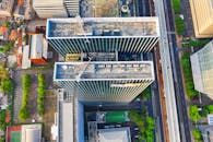 南雅加达现代摩天大楼的戏剧性鸟瞰图，展现了印度尼西亚的城市建筑风貌