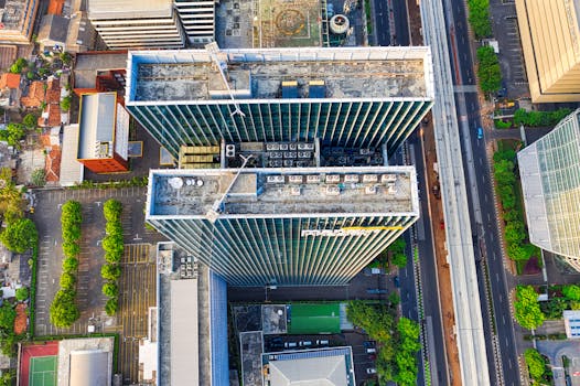 南雅加达现代摩天大楼的戏剧性鸟瞰图，展现了印度尼西亚的城市建筑风貌