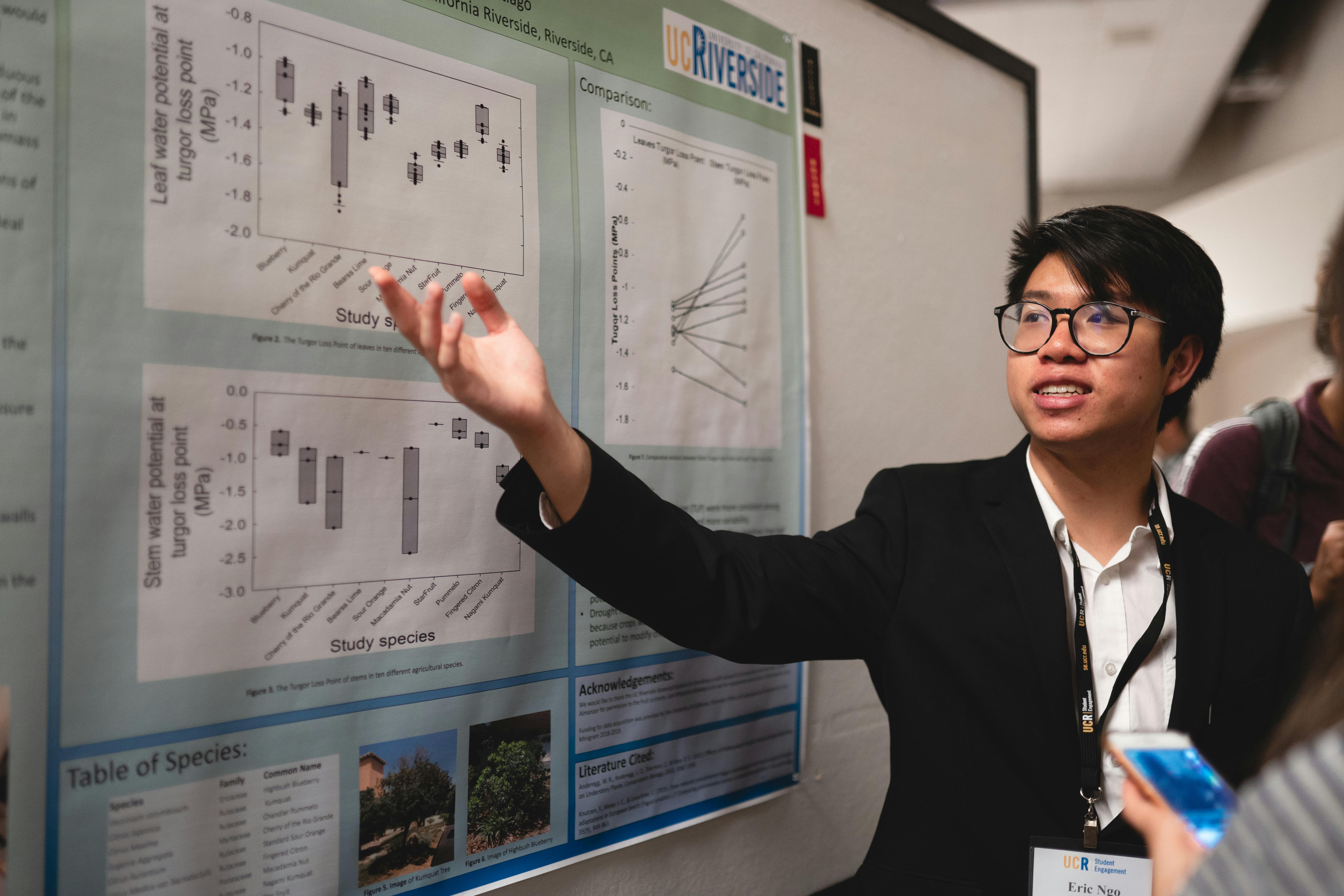 加州大学河滨分校的海报上展示着亚洲男子的科学研究