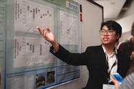 加州大学河滨分校的海报上展示着亚洲男子的科学研究