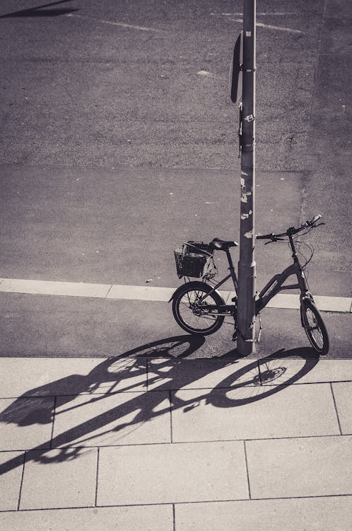 Immagine gratuita di asfalto, bianco e nero, bicicletta
