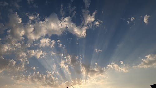 Foto stok gratis awan di langit, langit mendung, latar belakang matahari terbenam