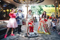 一群身着缤纷服装的人们在户外享受角色扮演活动，现场洋溢着节日气氛