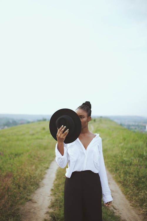 Fotobanka s bezplatnými fotkami na tému Afroameričanka, černoška, držanie