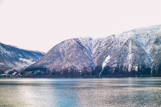 山间湖泊在冬季白雪皑皑，宁静的景色映衬出自然之美