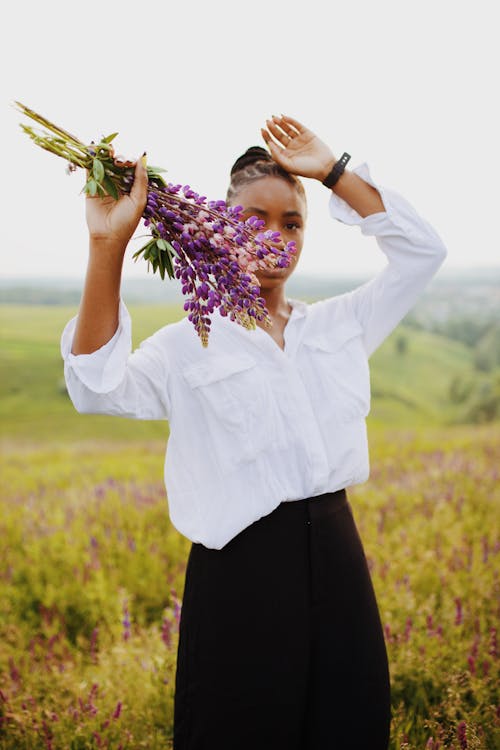 보라색 꽃을 들고 여자의 사진