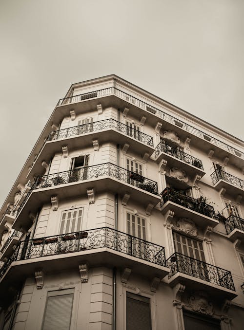 Gratis stockfoto met balkons, bewolkt, stenen gebouw
