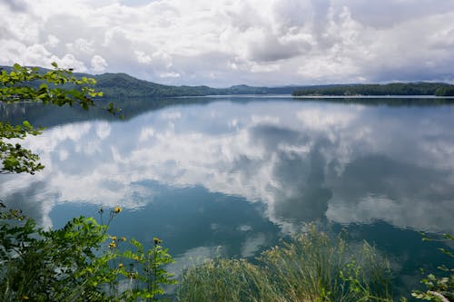 A lake with clouds and water in the background