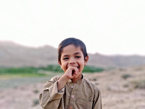 Foto De Niño Mordiéndose La Mano Derecha