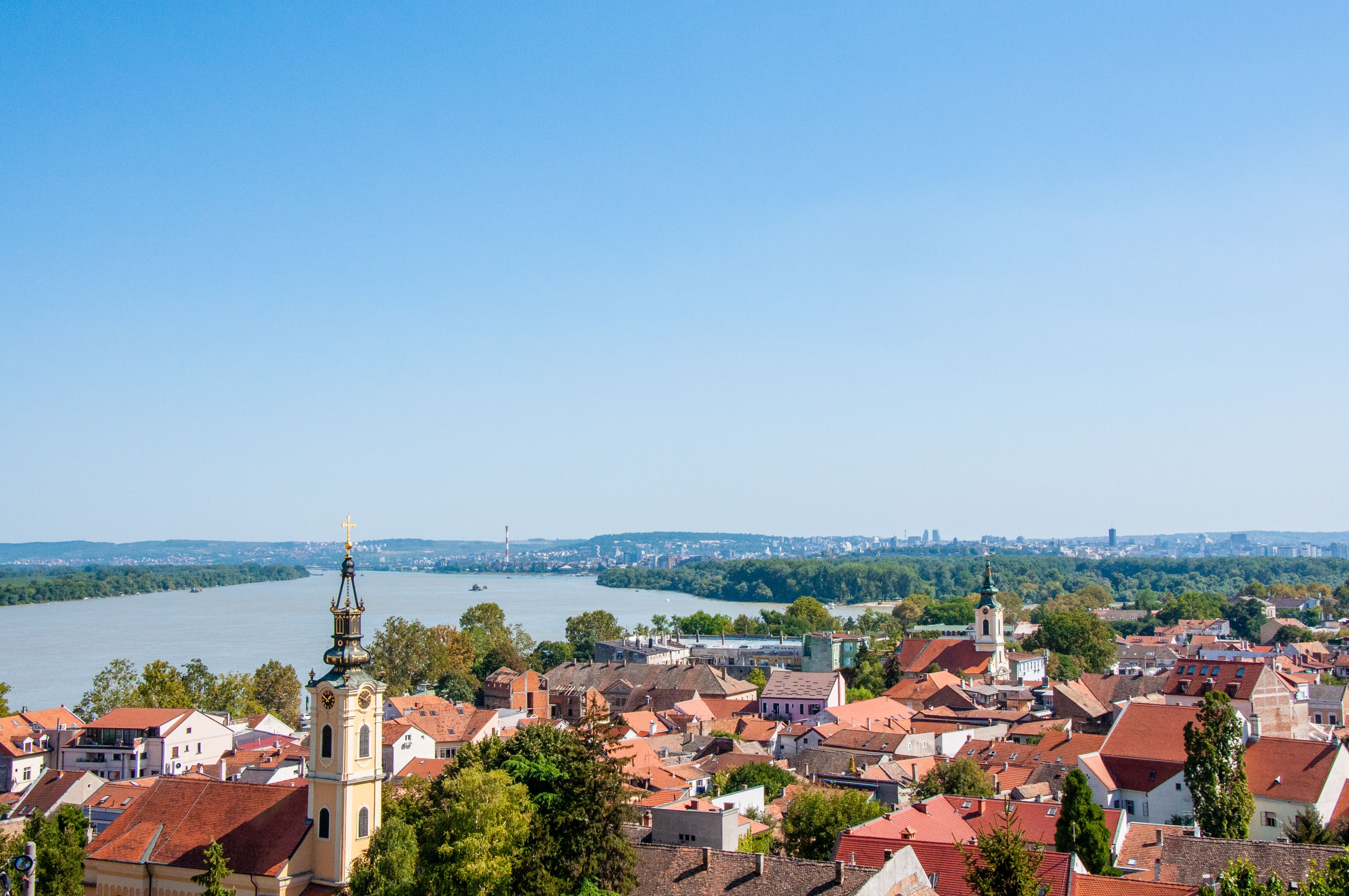 Panoramiczny widok miasta z platformy obserwacyjnej