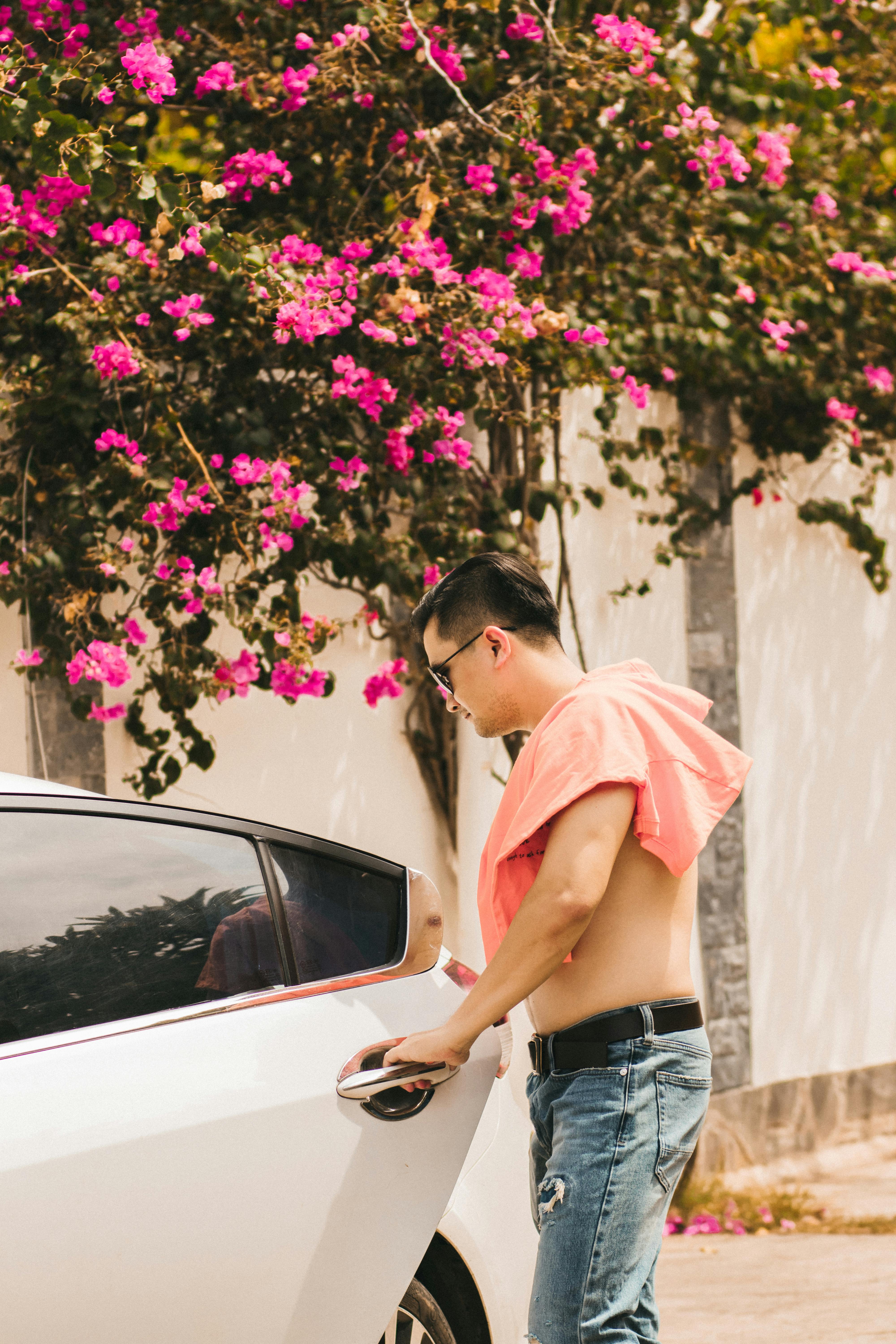 Successful arab man wear in striped shirt and sunglasses pose near his  white suv car. Stylish arabian men in transport. 10515547 Stock Photo at  Vecteezy