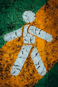 人行道上的抽象彩绘行人标志带有纹理裂缝表面