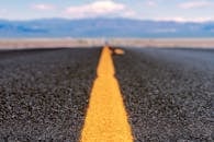 道路开阔，中间有黄线，远处可见山脉