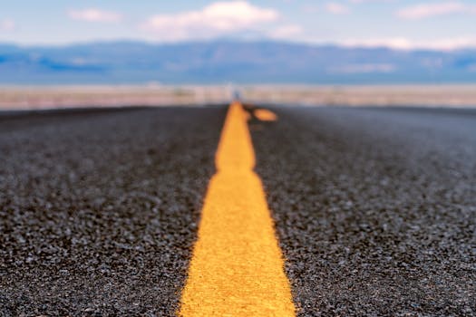 道路开阔，中间有黄线，远处可见山脉