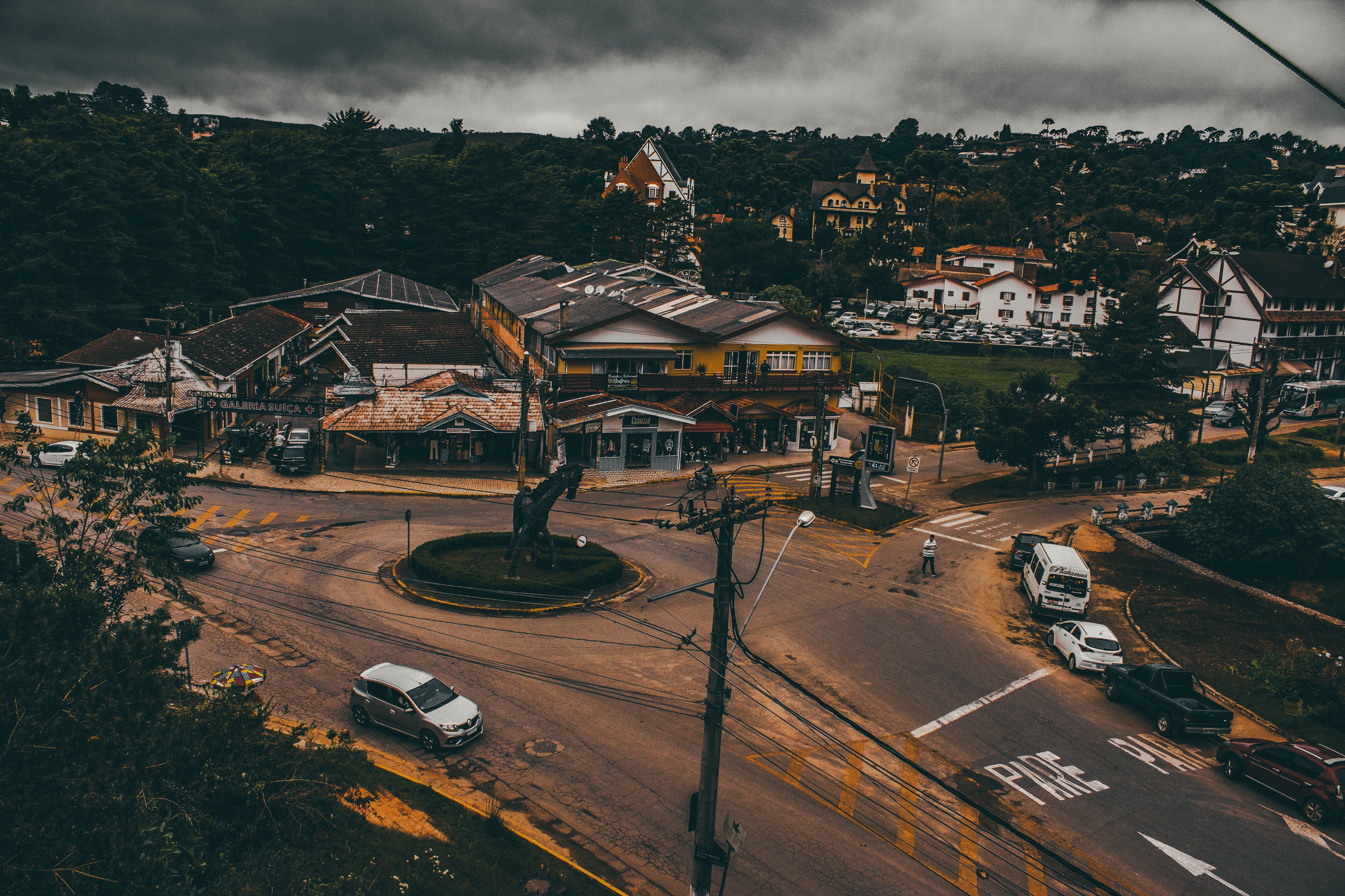 Una calle vacía y silenciosa de un barrio bajo cielo nublado
