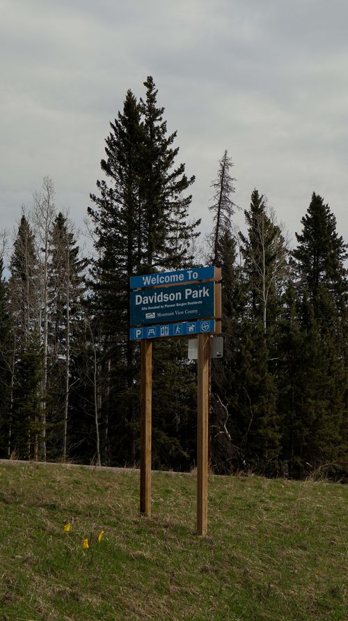 Free Welcome sign at Davidson Park entrance with a forest backdrop. Stock Photo