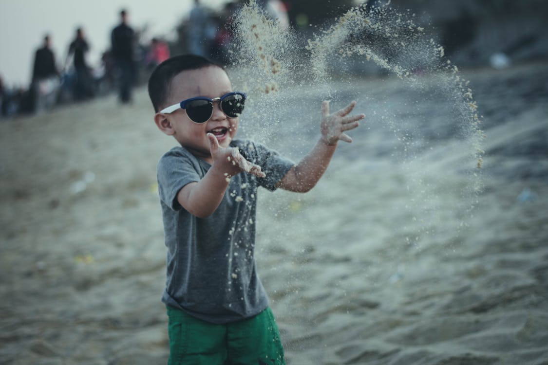 무료 모래를 던지는 소년 스톡 사진