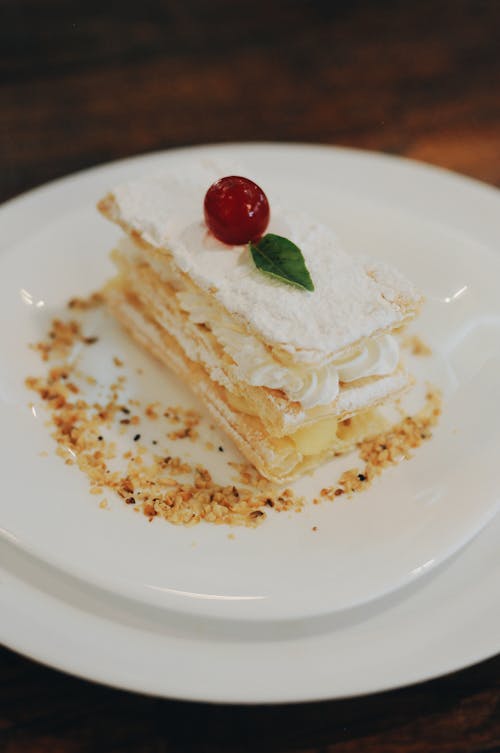 Pasteles Horneados En Un Plato Blanco