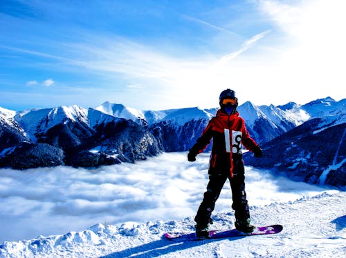 Free Snowboarded En La Montaña Cubierta De Nieve Stock Photo