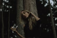 在圣保罗森林的户外场景中，一位喜怒无常的女性与相机合影