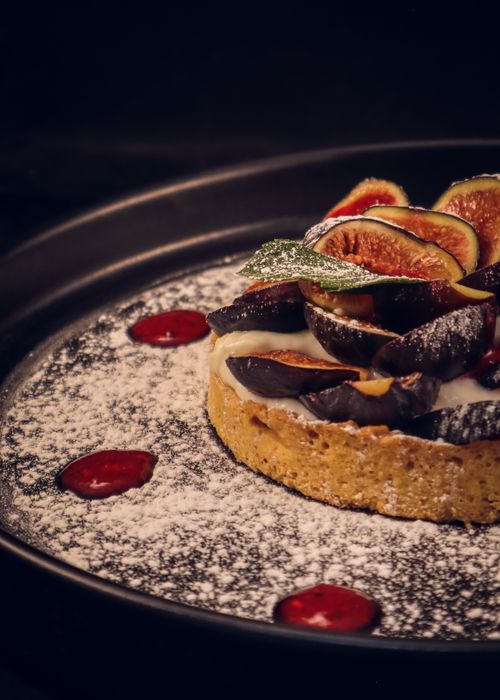 Free A delectable fig tart garnished with sugar, perfect for dessert lovers. Stock Photo