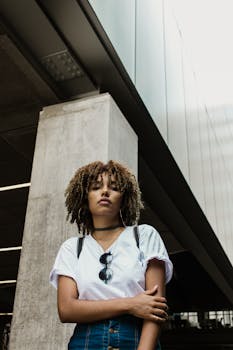 圣保罗市中心有一位自信的女性，她留着一头卷发，戴着太阳镜