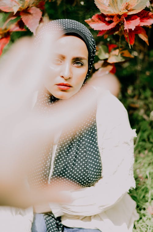 Женщина в черном и белом головном уборе хиджаба