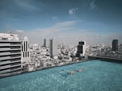 宁静的无边泳池位于屋顶，俯瞰着曼谷充满活力的天际线