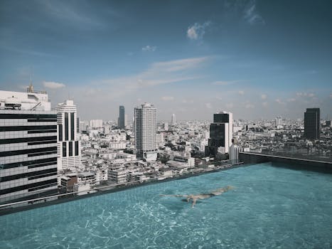 宁静的无边泳池位于屋顶，俯瞰着曼谷充满活力的天际线