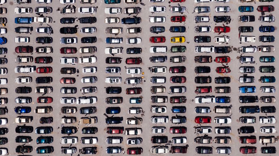 Area di rimessaggio con veicoli parcheggiati