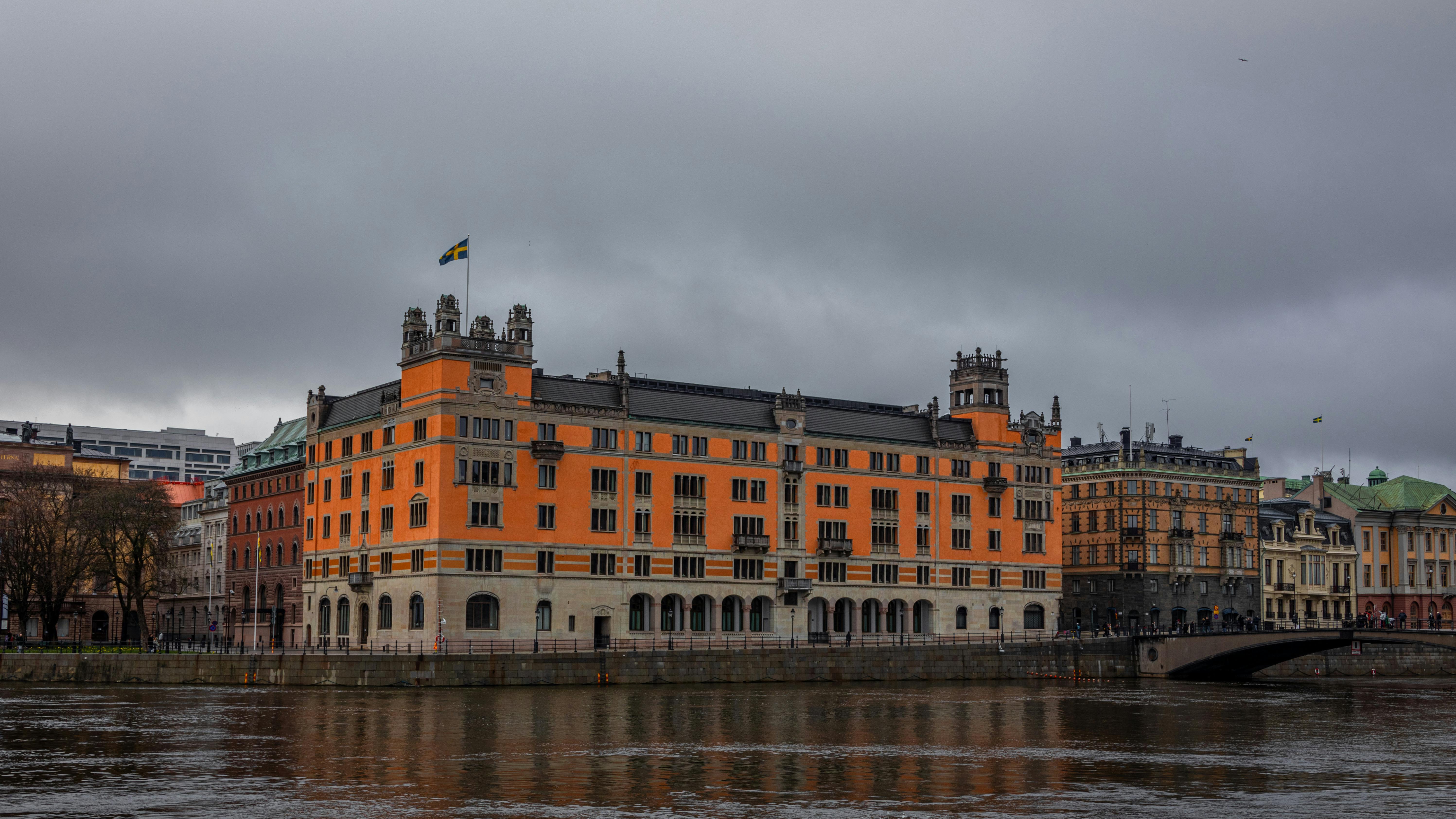 İsveç'e aile birleşimi ve hukuki yollarla göç eden, Stockholm sokaklarında valizleriyle mutlu bir şekilde ilerleyen ebeveynler ve çocuklar.