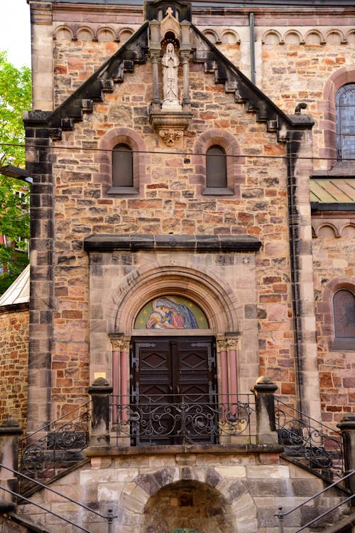 giriş kapısı, katolik kilisesi, korkuluk içeren Ücretsiz stok fotoğraf