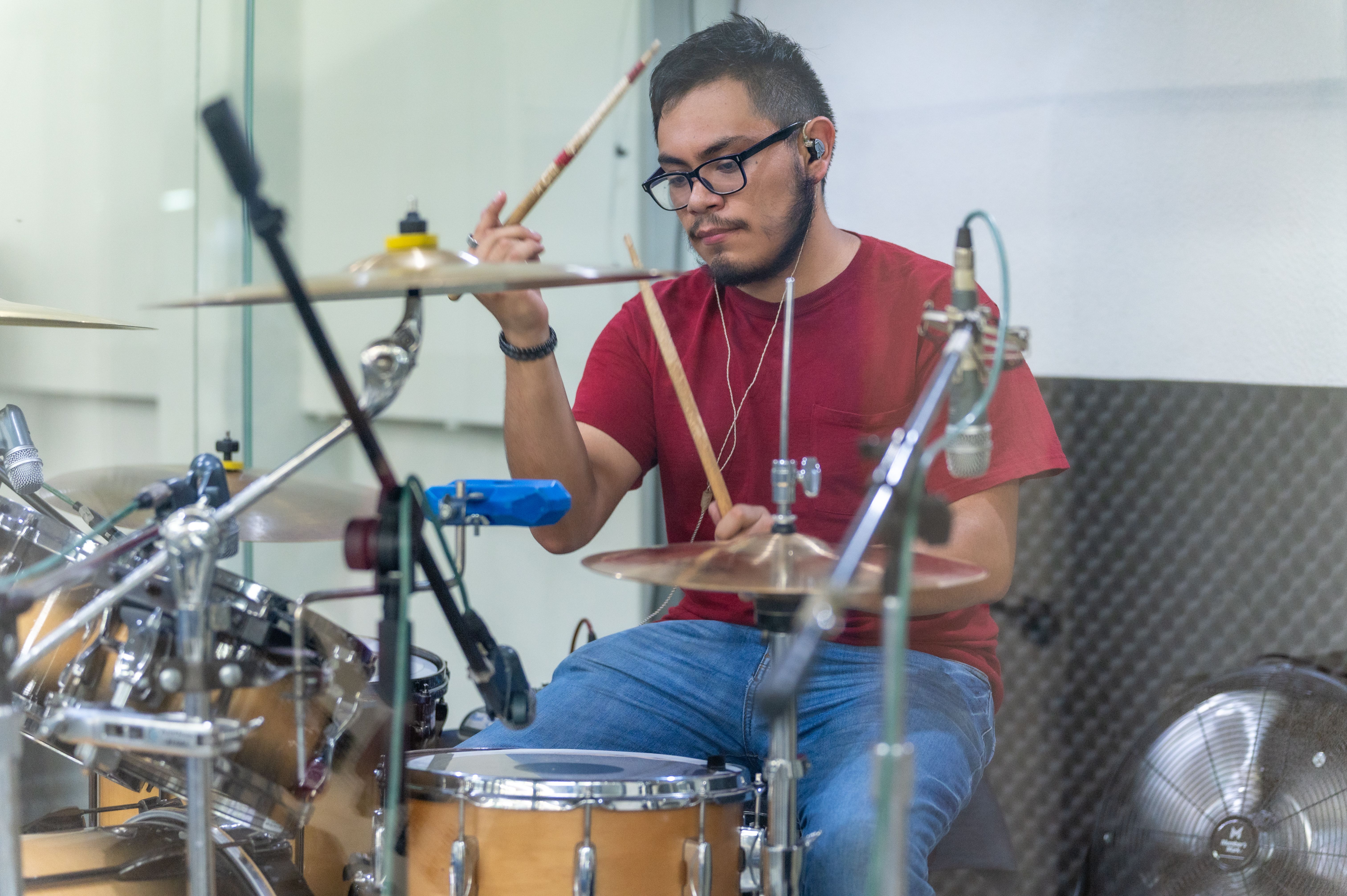 Musicista che pratica ritmi complessi in sala prove