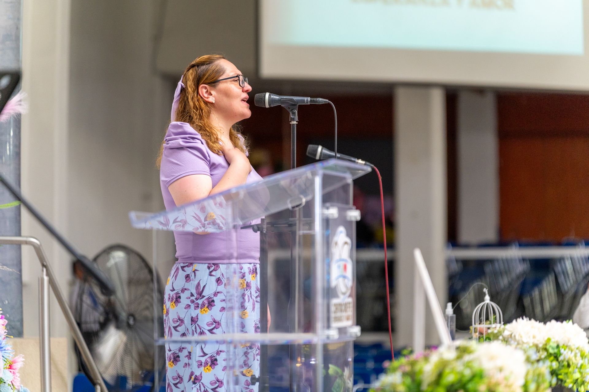 Woman with brown hair speaking at a podium during an event in Ciudad de México.