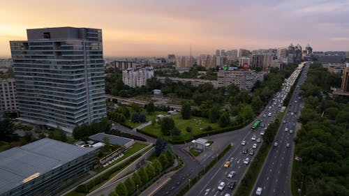 закат в алматы, трафик, 도로의 무료 스톡 사진