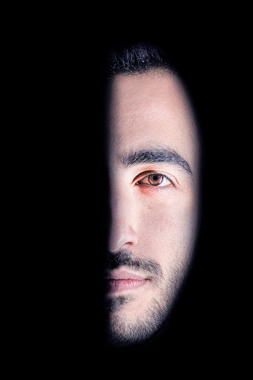 Karşıtlıkta Portre: Yanal Işıkla Aydınlatılmış Yetişkin Adam