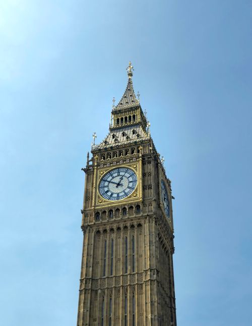 Big Ben em Londres sob céu azul